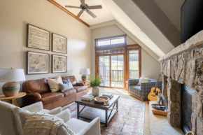 Twin Chutes by AvantStay Beautiful Ski in Ski out Condo w access to Hot Tub Gym Breckenridge